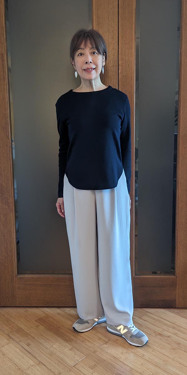 サイドタックワイドパンツを履いたコーデ