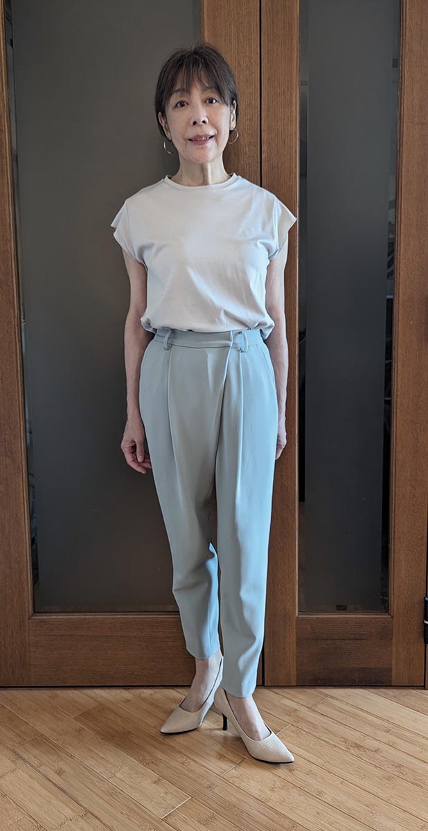 フレンチスリーブTシャツとタックパンツ