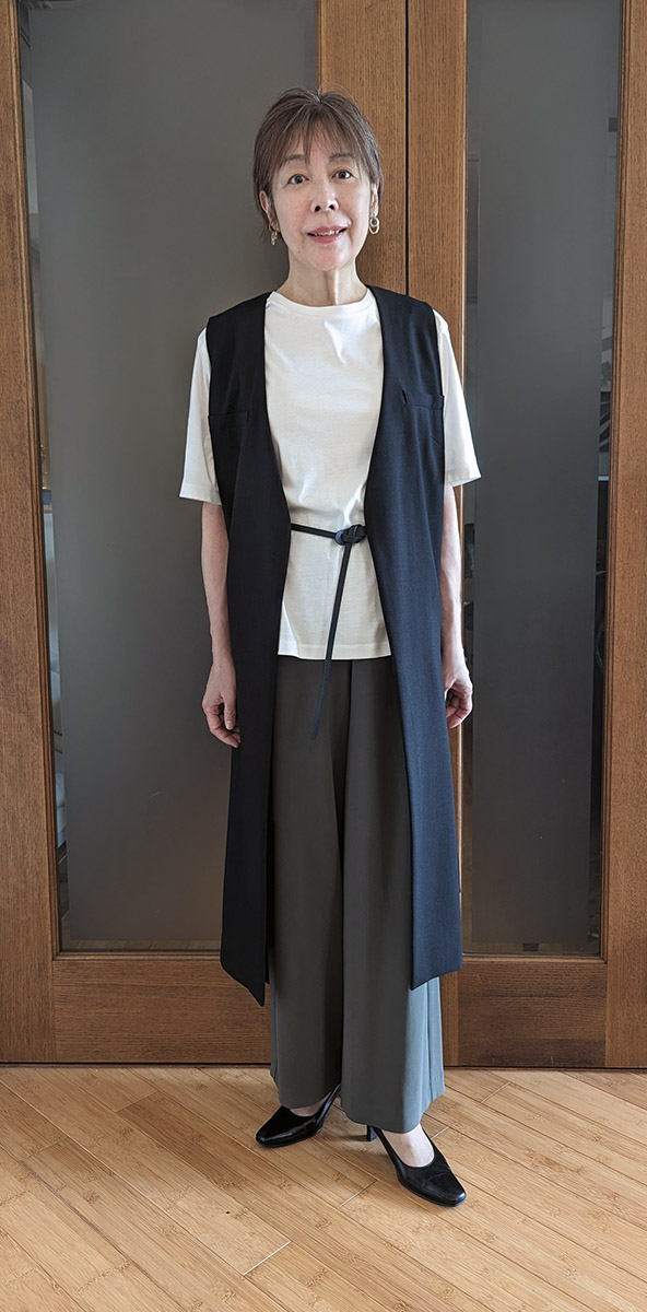 タックワイドパンツとロングジレ