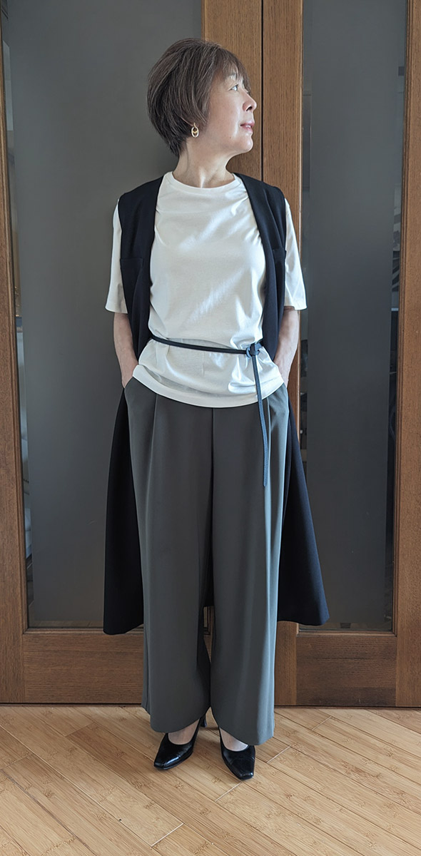 ロングジレとTシャツのマニッシュコーデ