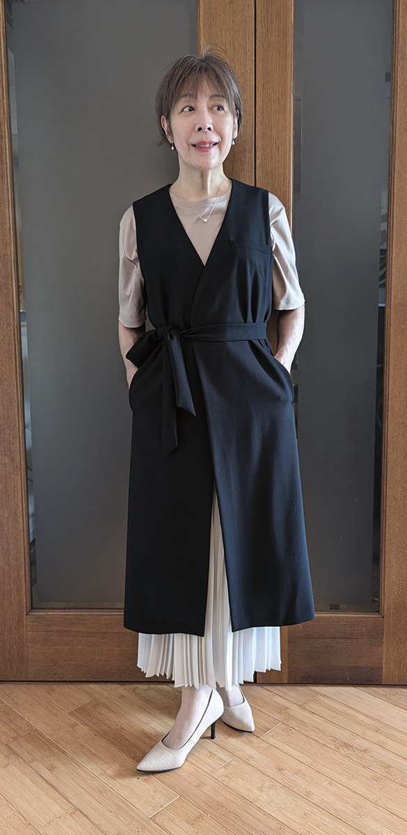 ピンクベージュのTシャツとプリーツスカート85cm丈ライトベージュ