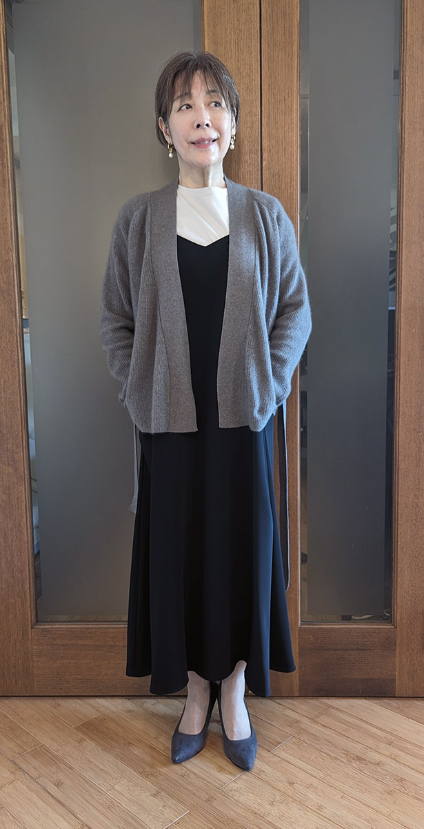 サテンキャミソールワンピースの前をオープン