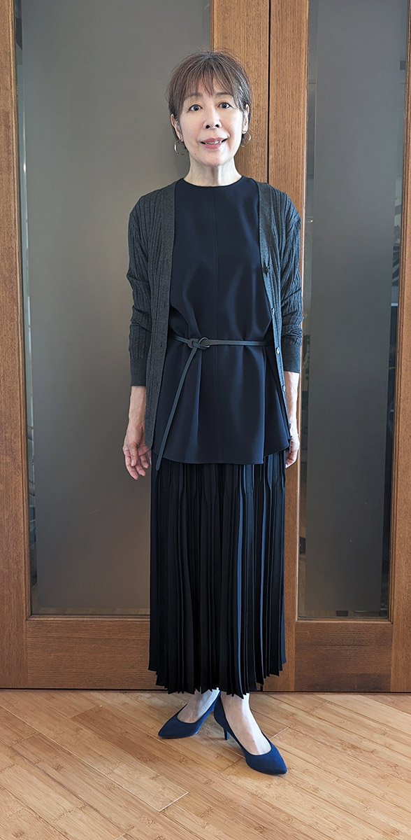 チャコールのカーディガンをプラス