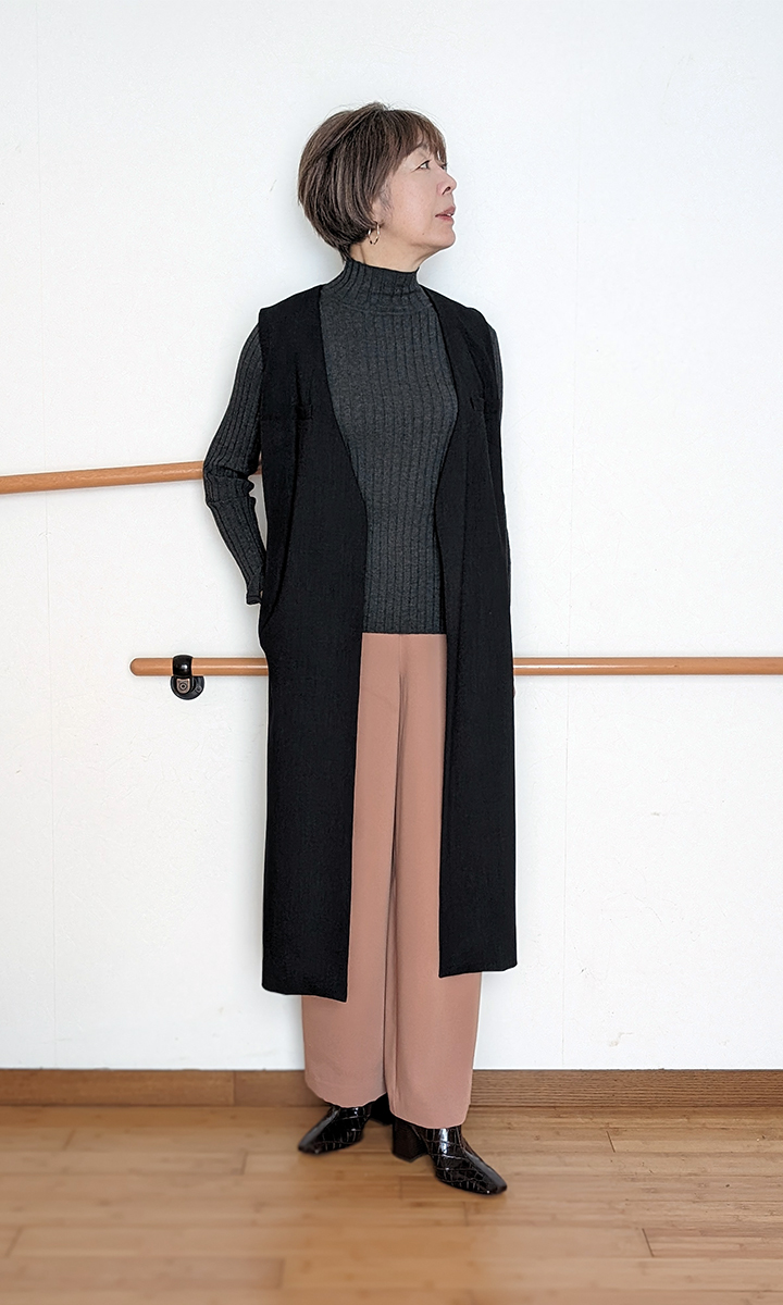 ショートヘアとマニッシュなロングジレ