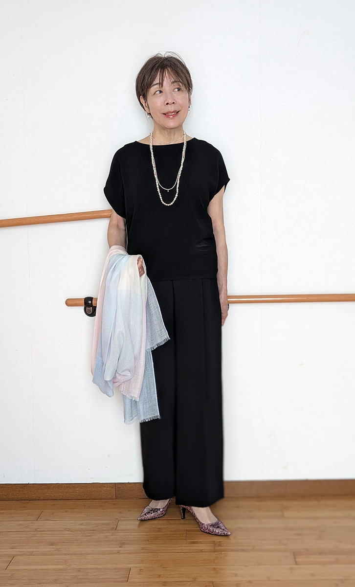 ブラックコーデを華やかコーデへ