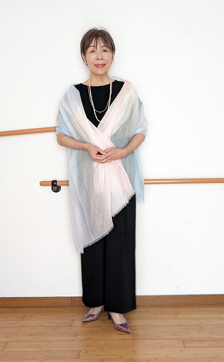 カシミアストールを羽織ったコーデ