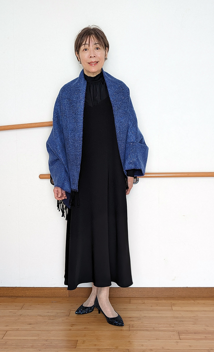 ストールを羽織ったコーデ