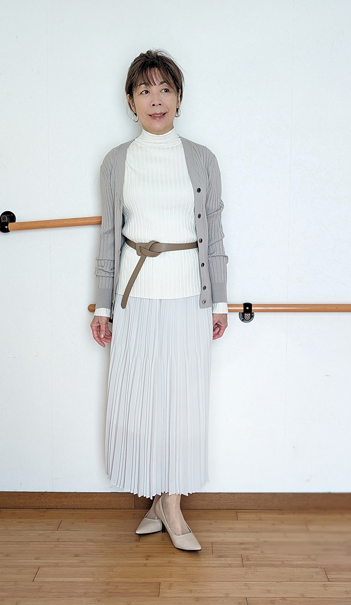 ホワイトとライトグレーのコーデ