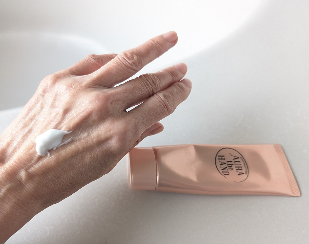 メンソレータム オーラザハンドを乗せた手の甲