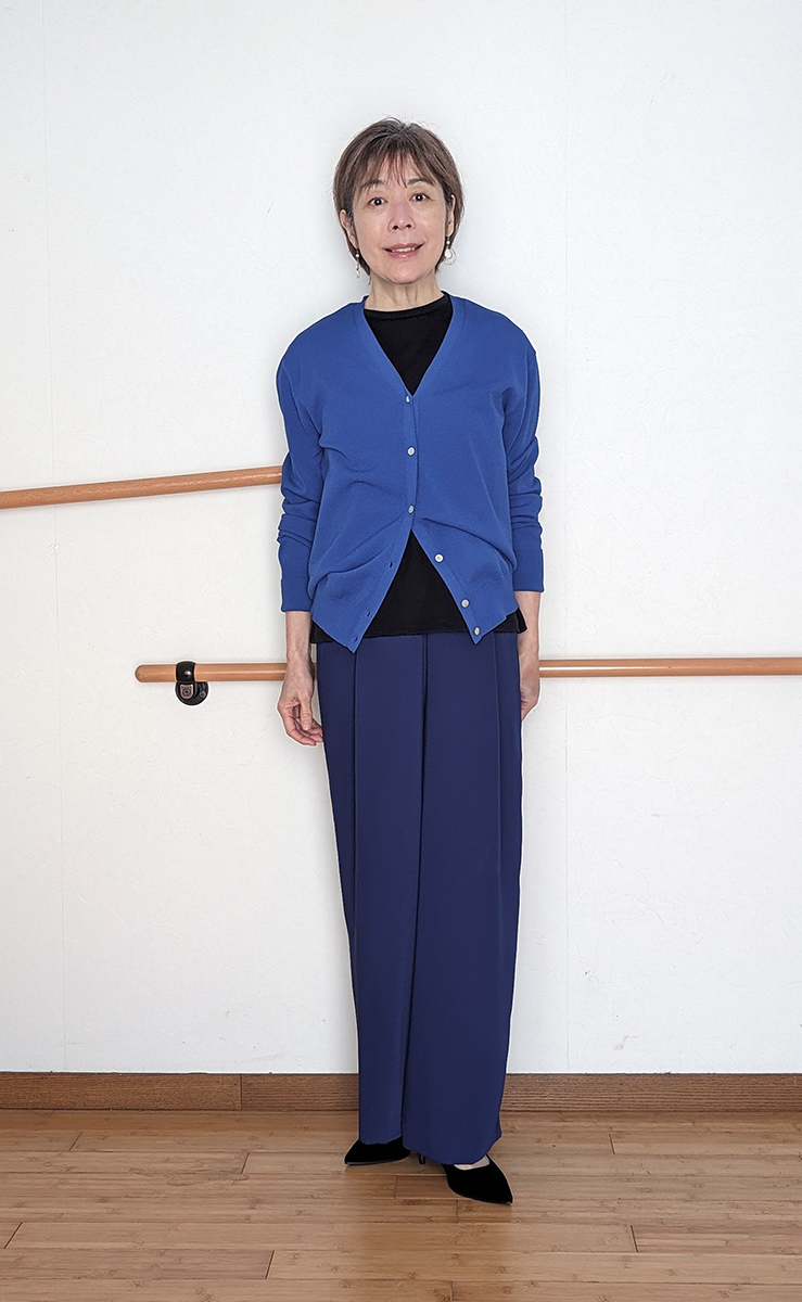 Vネックニットカーディガンのブルーをプラス