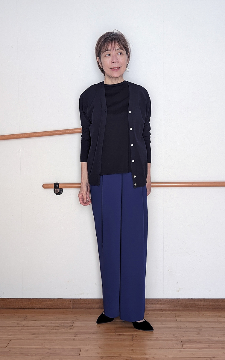 Vネックニットカーディガンのネイビーをプラス