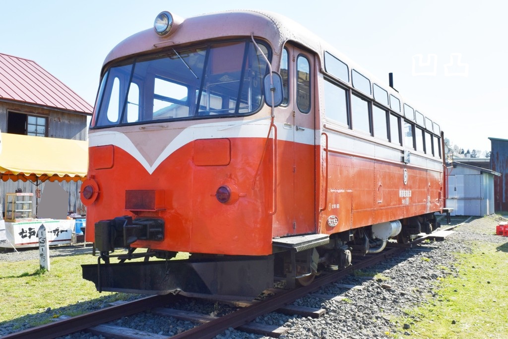 南部縦貫鉄道七戸駅跡の保存車 - 凹凸プラ陳列館