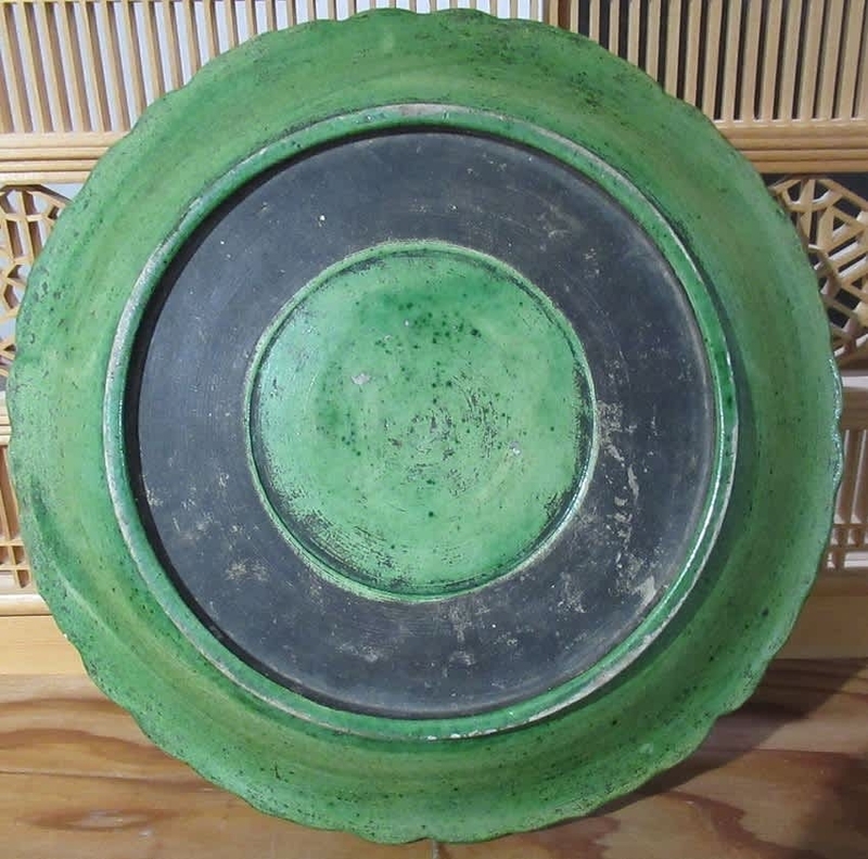 源内焼 その129 三彩（陽刻）牡丹ニ鸚哥文鉢 - 夜噺骨董談義