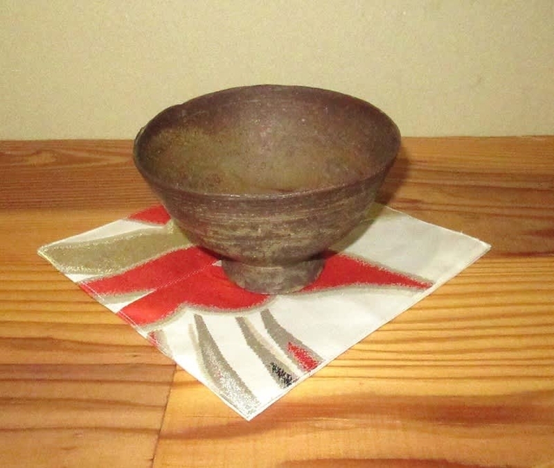 普段使いの茶碗 釘彫伊羅保茶碗 - 夜噺骨董談義