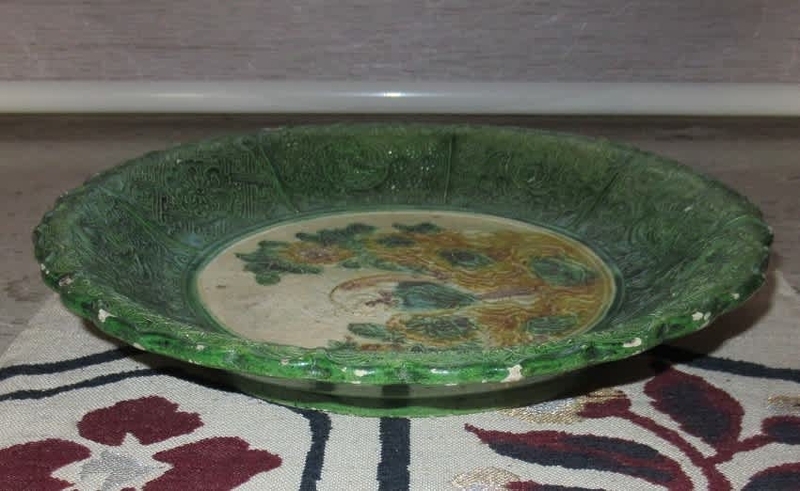 源内焼 その129 三彩（陽刻）牡丹ニ鸚哥文鉢 - 夜噺骨董談義