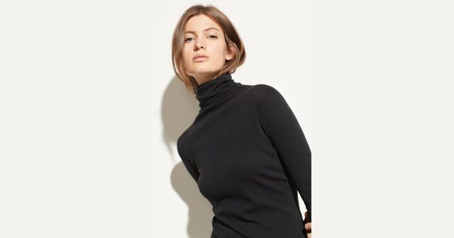 シンプルなニットの女性