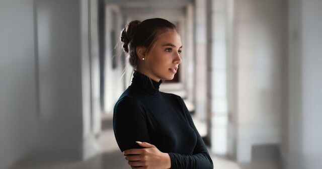 シンプルな服の女性