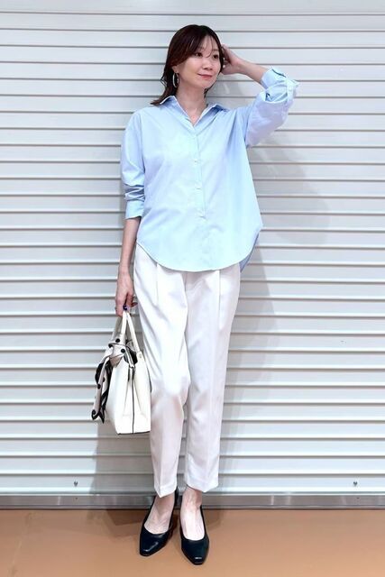 シンプルなシャツの女性
