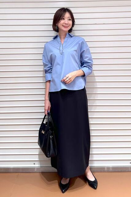 シンプルなシャツの女性