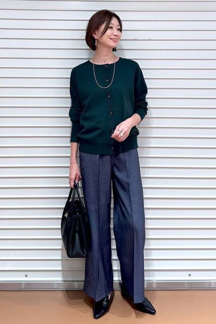 ネイビーのカーデの女性