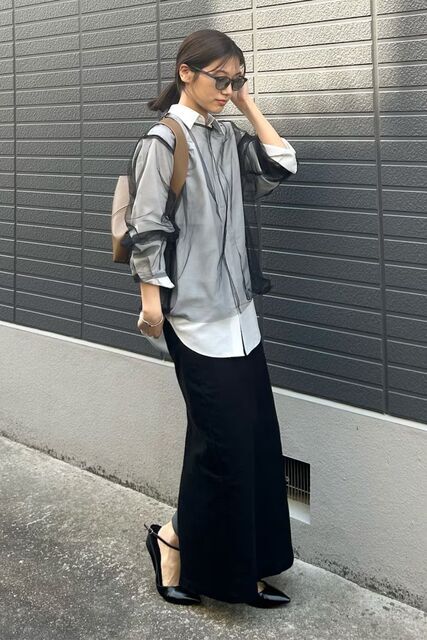 白黒コーデの女性