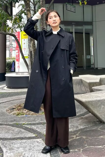 黒のトレンチコートの女性