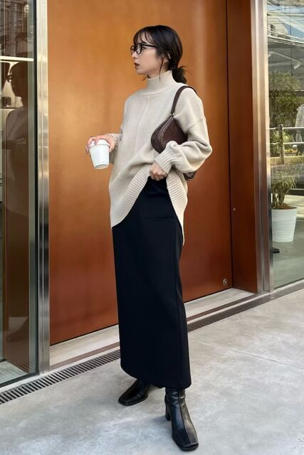 黒のロングタイトスカートの女性