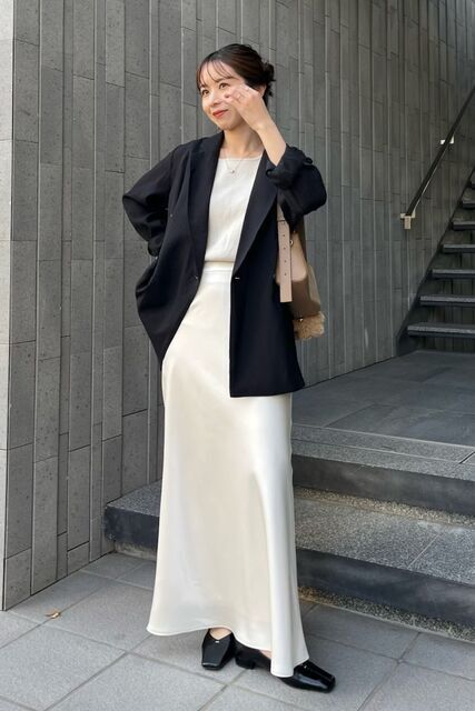 モノトーンコーデの女性