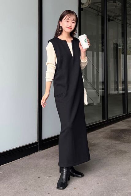 黒のワンピースの女性