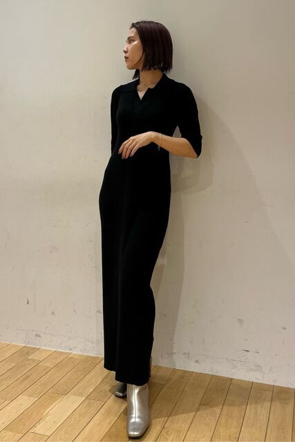 黒のワンピースの女性
