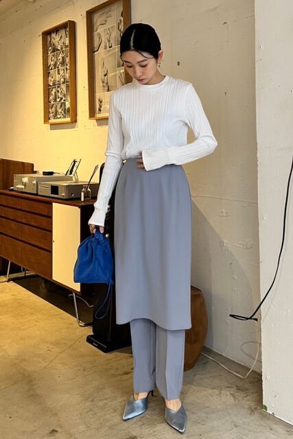 スカートとパンツの女性