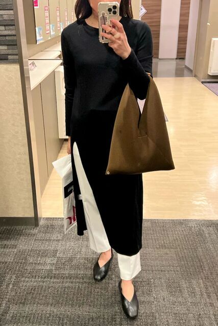 黒のロングニットの女性