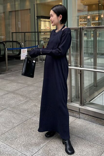 黒のワンピースの女性