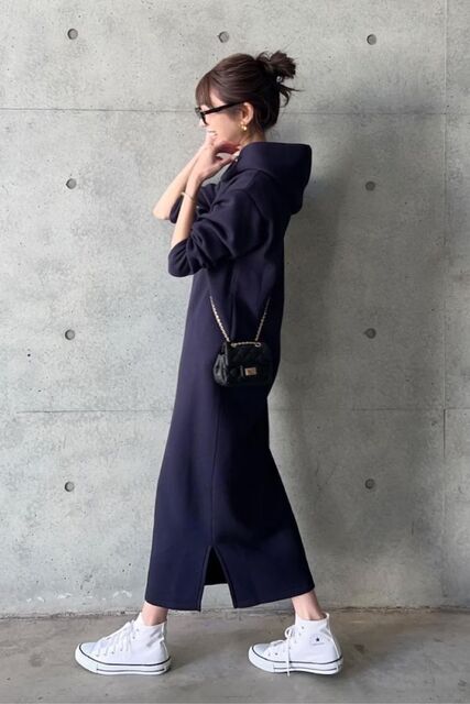 パーカー付きワンピースの女性