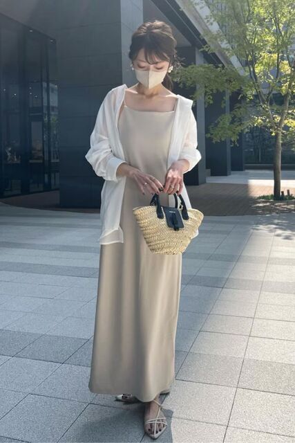 ベージュのワンピースの女性