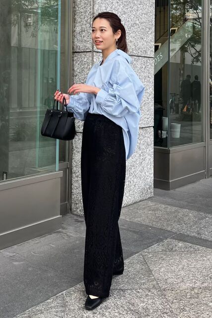 サックス色のシャツの女性