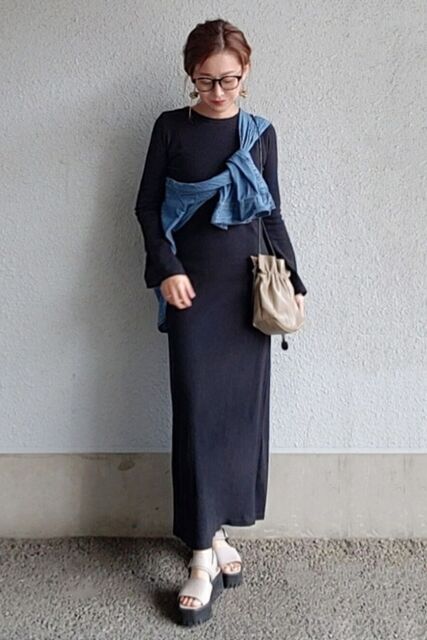 黒のワンピースの女性