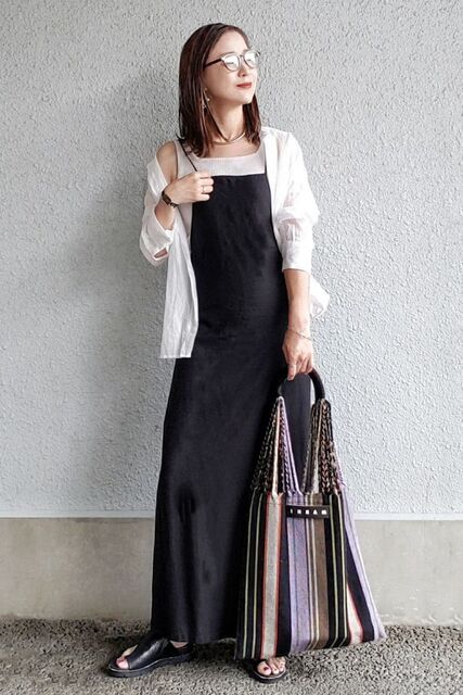 黒のワンピースの女性