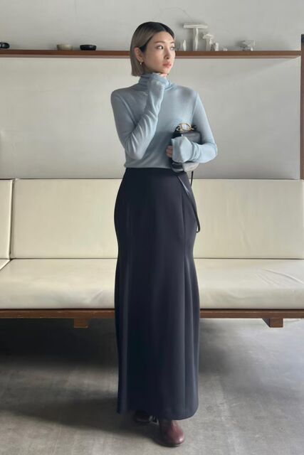 黒のタイトスカートの女性