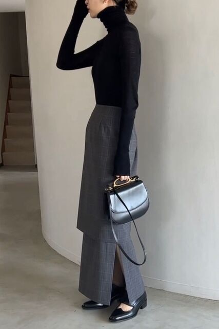 黒のタートルネックの女性