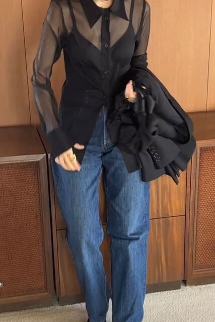 黒のシアーシャツの女性