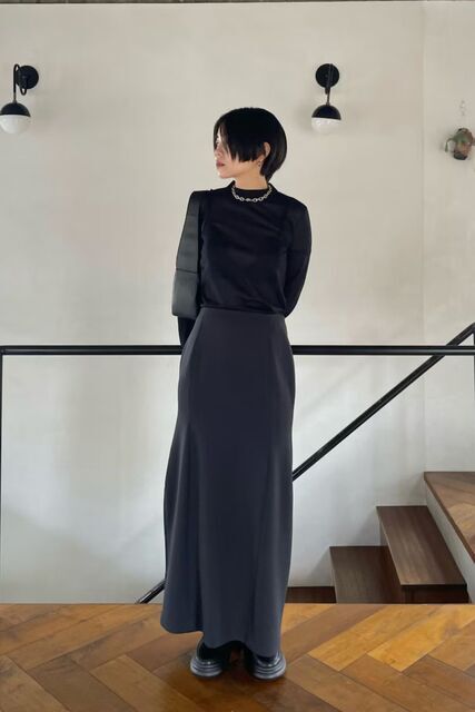 モノトーンコーデの女性