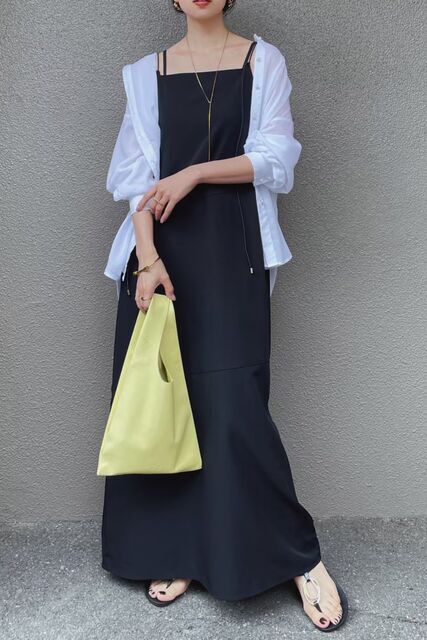 黒いワンピースの女性