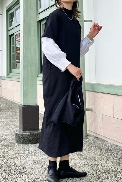 黒いワンピースの女性