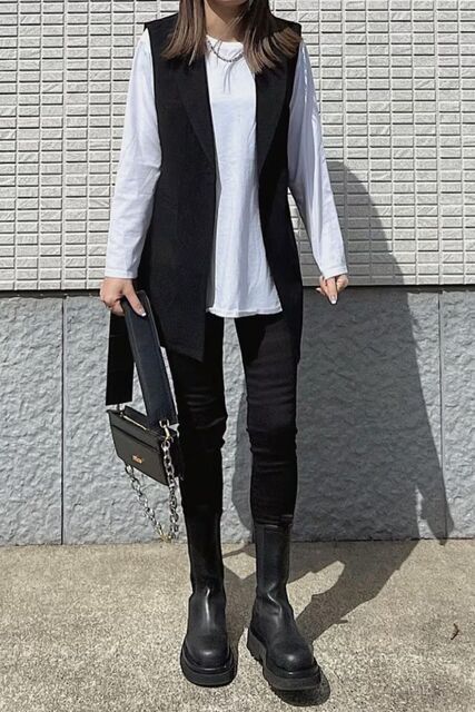 黒いベストの女性