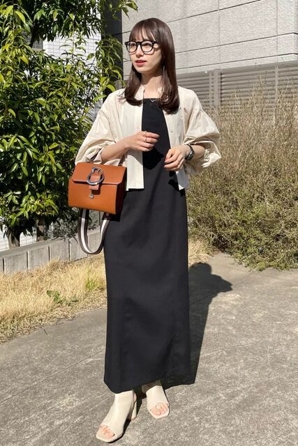 黒のワンピースの女性