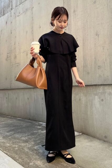 黒いワンピースの女性
