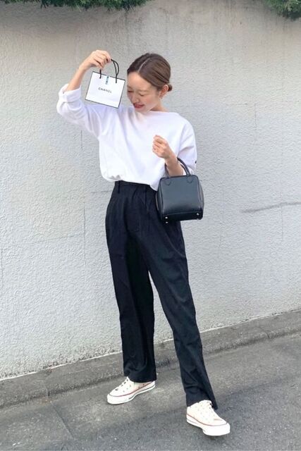 白い長袖Tシャツの女性