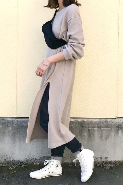 ワンピースとデニムの女性