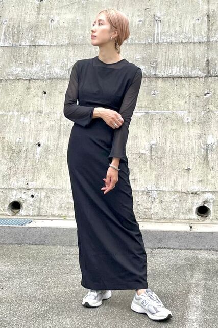 黒いワンピースの女性
